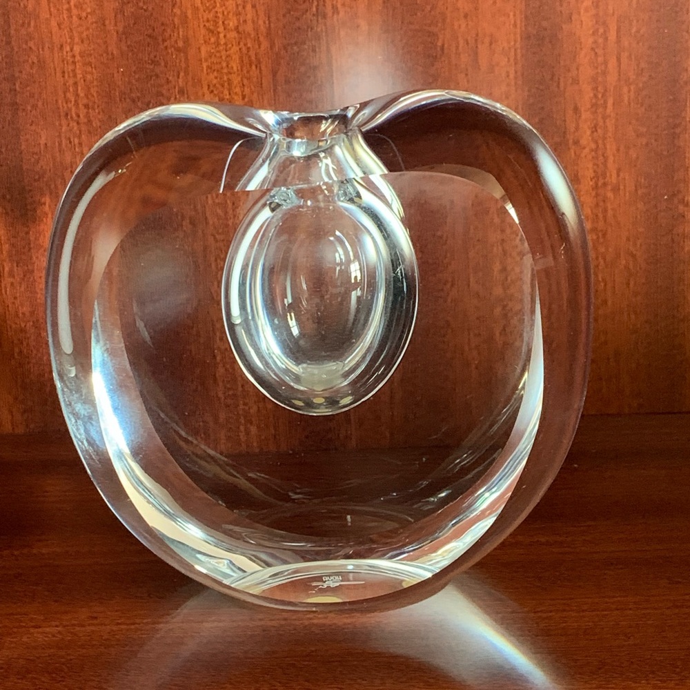 HOYA Lead unique Crystal Single Flower Vase. H 5" W 5.5". No Box.. Retail $ 1200